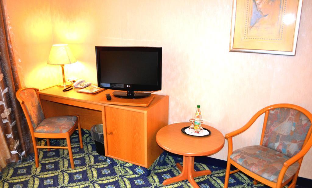 Hotel Zum Goldenen Hirsch Sankt Kilian 객실 사진