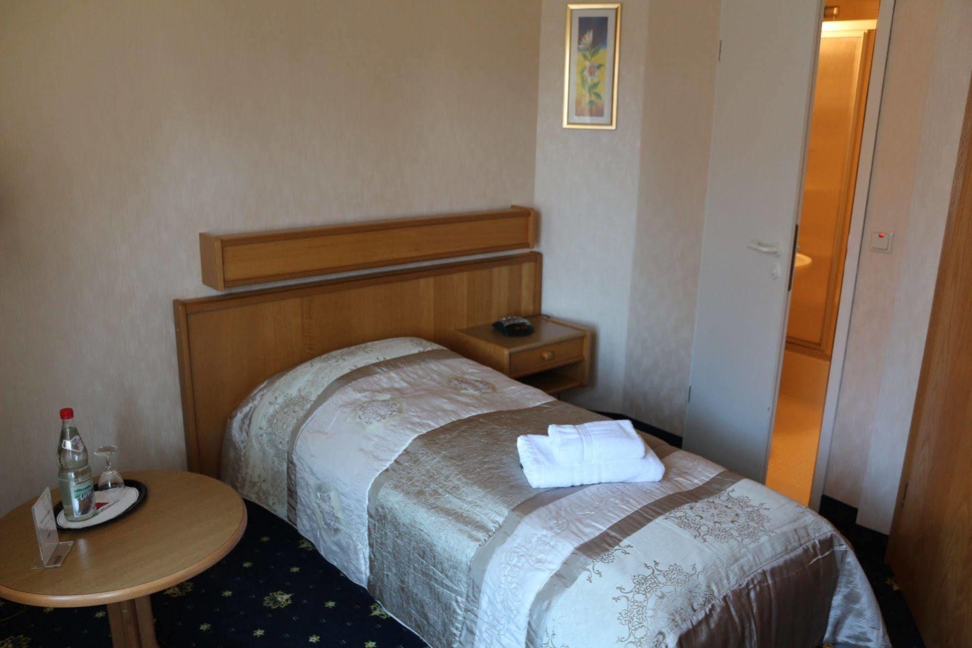 Hotel Zum Goldenen Hirsch Sankt Kilian 외부 사진